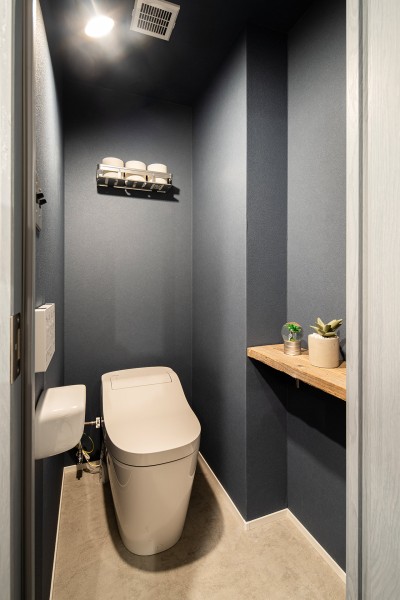 トイレも陶器のペーパーホルダーやトイレットペーパーを収納するアルミラックがさりげなくアクセントになっています。足場板の棚にはディフューザーやお気に入りの雑貨を飾るスペースに。