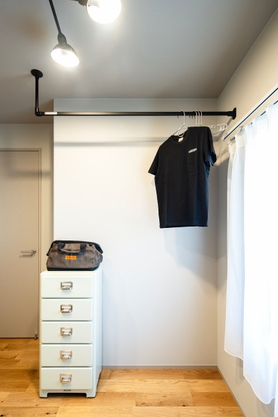 洋室1にはハンガーパイプを備え、かさばりやすいアウターなどをたっぷり収納できます。ダルトンらしい異国情緒溢れる収納も愉しめます。