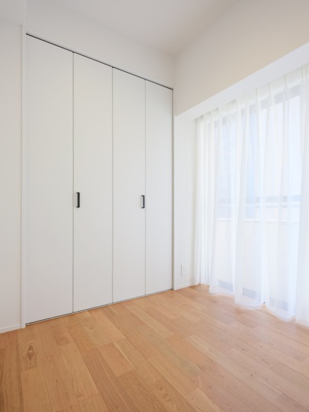 バルコニーからの自然光で満たされたクローゼット付きの洋室１です。伸びやかな時間が流れる安らぎの空間です。