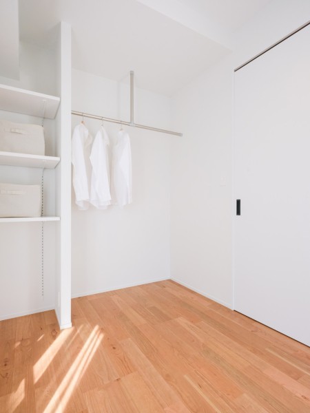 天吊りパイプが備わっているため、着丈の長い衣類を保管したり、お天気が心配な日の室内干しにも便利そうです。