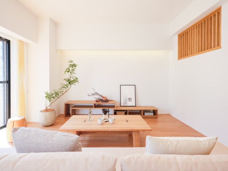 ホワイト基調でウッド素材の温もり感じるリビングルームです。南東向きの窓から心地よい陽光を取り込み、日常をより大切に、穏やかに感じられる住まいです。