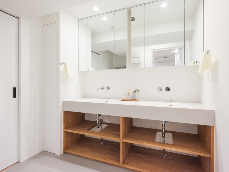 洗面室にはダブルボウルタイプの洗面化粧台を新規設置しました。ご家族が同時に使っても余裕がある設計は朝の身支度の際にも大活躍。空間が広いので入浴後のドライヤー時間なども快適にお使いいただけます。