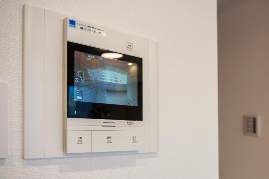 ◆TVモニター付インターホン◆訪ねてきた相手をモニター越しに確認でき、防犯対策に役立ちます。インターホン越しに話をすることが可能です。