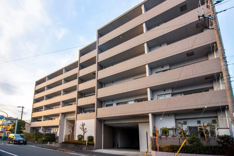 総戸数165戸のビッグコミュニティーマンション。商店街が近く、買い物便利な環境です。