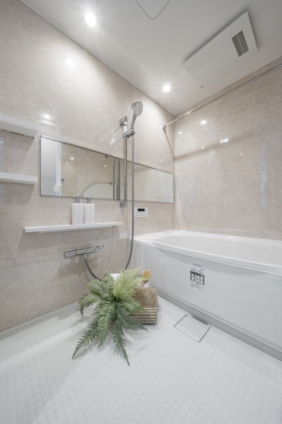 浴室をより広く見せる効果がある横長ミラーを採用。くつろぎのリラクゼーションタイムを心行くまでお楽しみいただけます。