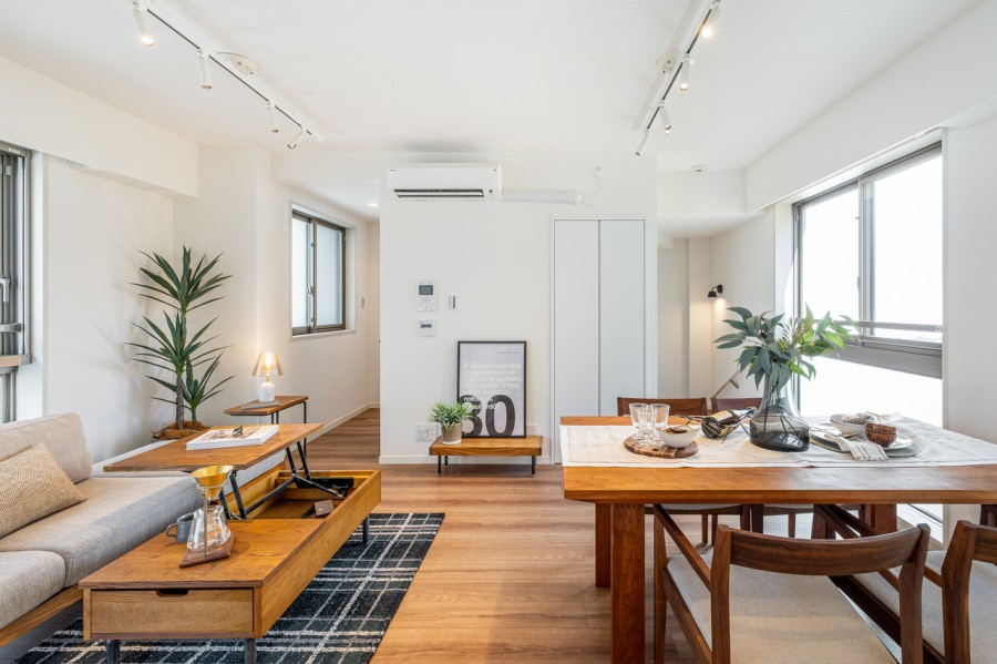 ２面採光の窓からたっぷりの日差しを取り込み、心安らぐ明るく開放的なリビングダイニングです。心地よい時間が流れ、明日への活力を養うことができる居心地の良いお部屋です。