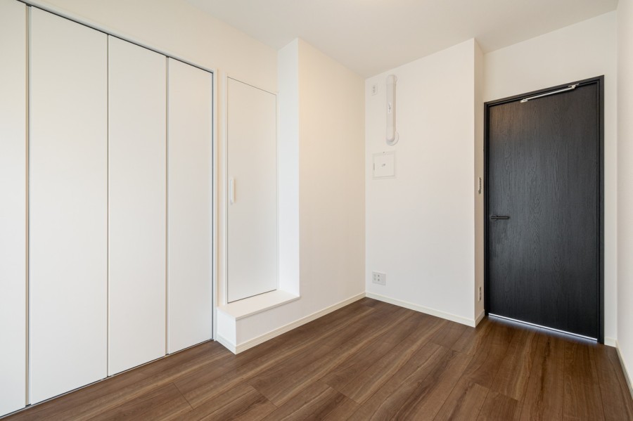 洋室1には頼もしい収納力を持つクローゼットを備え付けました。居室部分を広々とお使いいただけます。