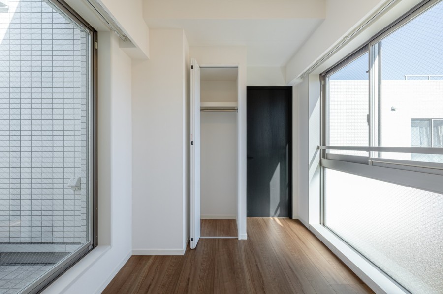 二面採光ならではのたっぷりの光と風を運んでくれる明るい洋室2です。勉強や読書など落ち着いて作業したいときのワークスペースにぴったりです。