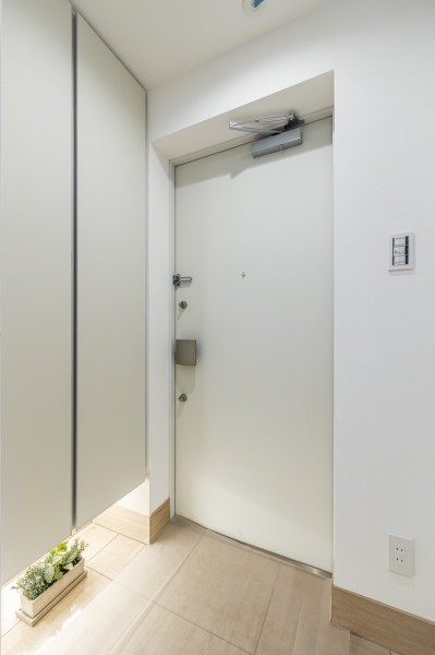 フットライトからのびる光が足元を優しく包み込む気品溢れる玄関です。大切なご家族の「ただいま」「おかえり」が行き交う心温まる空間です。