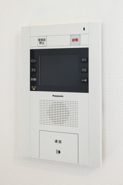 ◆TVモニター付インターホン◆訪ねてきた相手をモニター越しに確認でき、防犯対策に役立ちます。インターホン越しに話をすることが可能です。