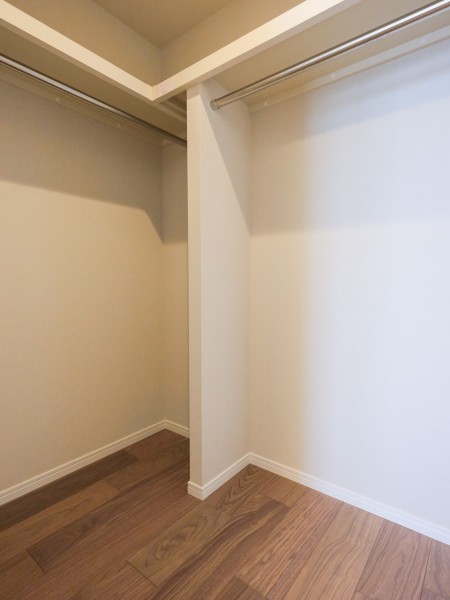 ウォークインクローゼットには奥行きがあり、衣類、オフシーズン家電、キャリーバッグなども収納いただけます。