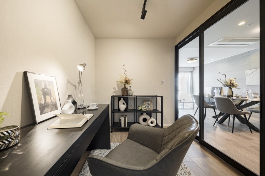 リビング隣接の洋室3はテレワークや作業スペースにもおすすめなお部屋です。採光性のあるクリア扉が、暮らしをよりシームレスに演出します。