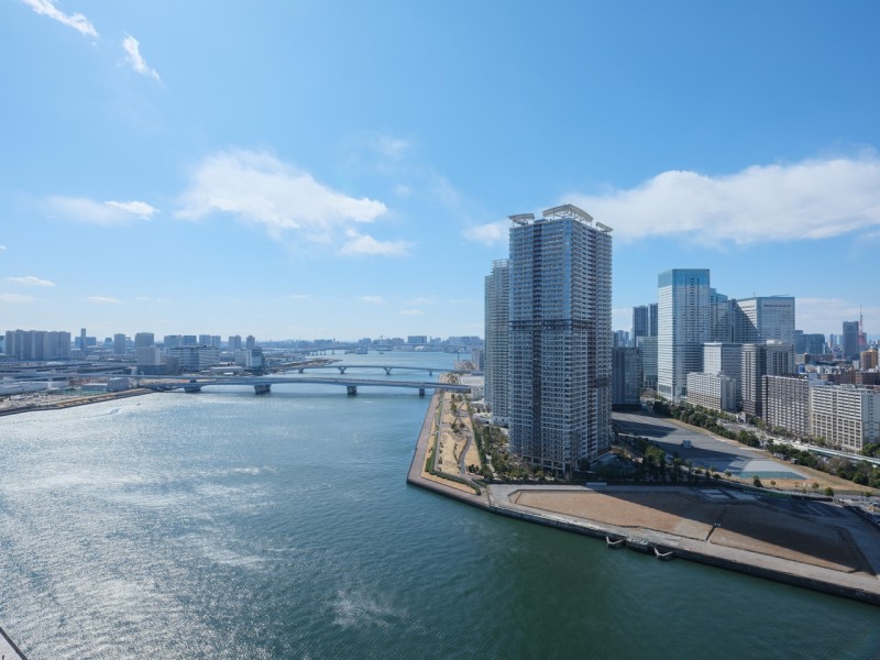 都心の煌めき、水面の輝き、空の移ろい。時間ごとに表情を変える絶景を、日常の贅沢に。