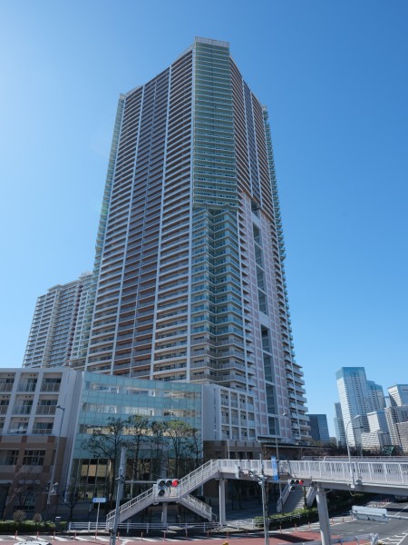 水辺と緑が織りなす、都心のオアシス。アーバンドックパークシティ豊洲は、商業施設と一体になった地上53階建大規模レジデンスです。制震構造に加え、液状化対策(SAVE工法)を採用しています。