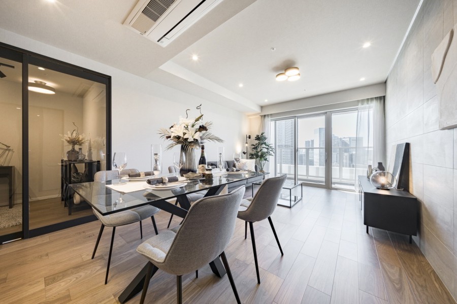 リビングダイニングには床暖房を敷設しています。冬季の足元も冷え込まず、快適な温度でお過ごしいただけます。