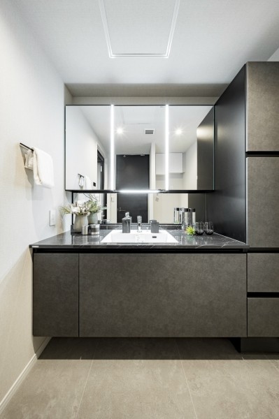 大きな三面鏡を明るく照らすラグジュアリーな洗面化粧台です。重厚感のある大理石調トップが美しく、入浴後の時間も快適にお過ごしいただけます。