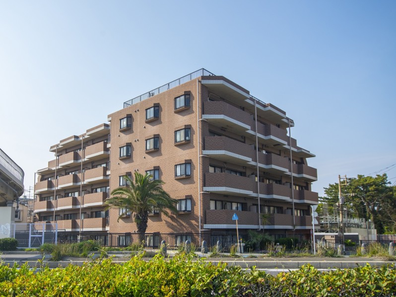 『鵠沼海岸』駅徒歩7分。鵠沼海岸まで徒歩１分、江ノ島を望む眺望に位置しています。