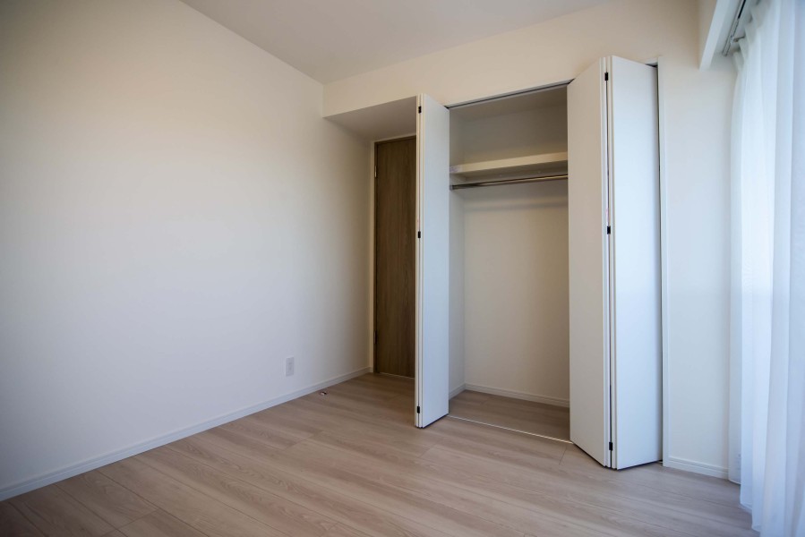 洋室1の間口の広いクローゼットです。お洋服などたっぷり収納できます。