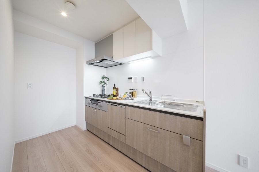 作業に集中できる壁付けキッチンです。油や水はね汚れのお手入れもしやすく便利。食洗機を搭載したので、家事の合間に一息つく時間が生まれそうです。