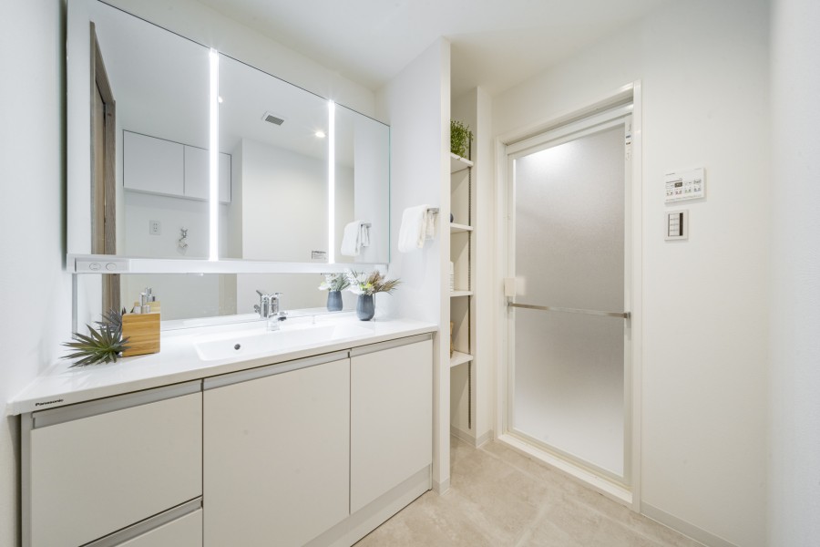 身支度の時間をも快適に彩る、美しく空間に溶け込む洗面化粧台です。洗濯機置場の上には便利な吊戸棚を備え付けました。