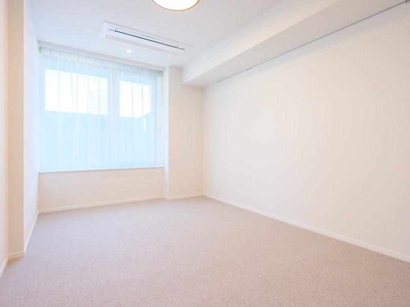 洋室1は穏やかな自然光が入り、のびのびとお過ごしいただけるお部屋です。住まう方の趣味や感性で飾っていただけるように、シンプルな内装で仕上げました。