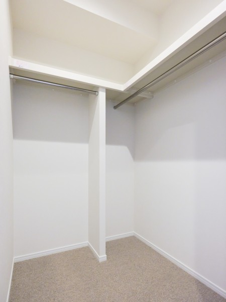 洋室1には頼もしい収納力を持つウォークインクローゼットを備え付けました。居室部分を広々とお使いいただけます。