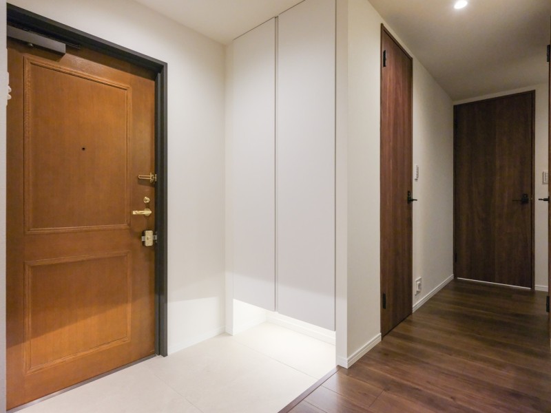 フットライトからのびる光が足元を優しく包み込む気品溢れる玄関です。天井までの高さがあるシューズボックスを備え付けたので、玄関をすっきり綺麗に保てます。