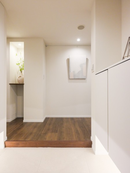 ゆったりとスペースのひらけた玄関です。ゆとりがある空間なので、キャリーケースなど大きいお荷物の移動も快適です。