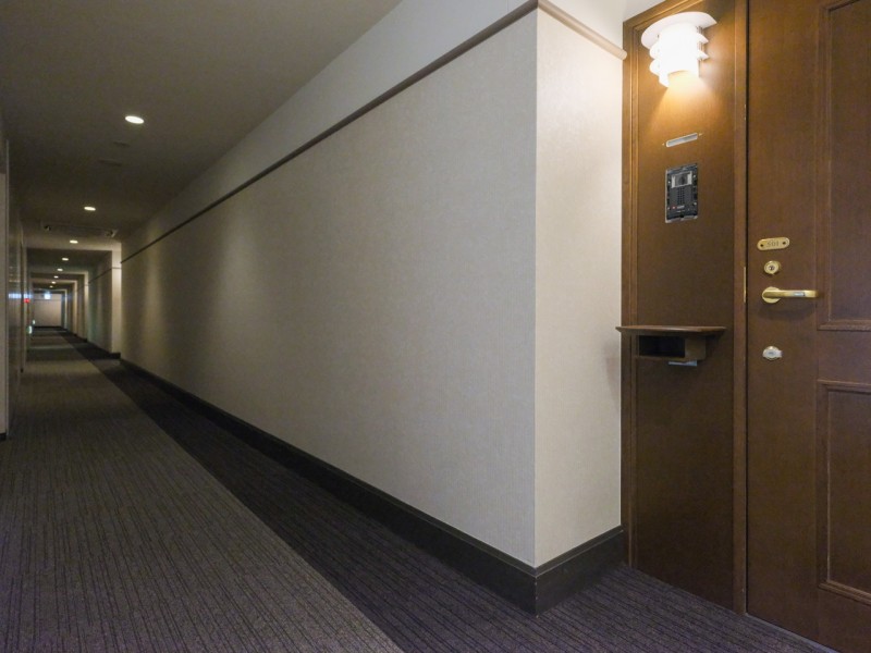 エレベーターを降りてお部屋へと続く廊下は、ホテルライクな内廊下設計です。外気の影響を受けにくく、プライバシーも守られやすいです。