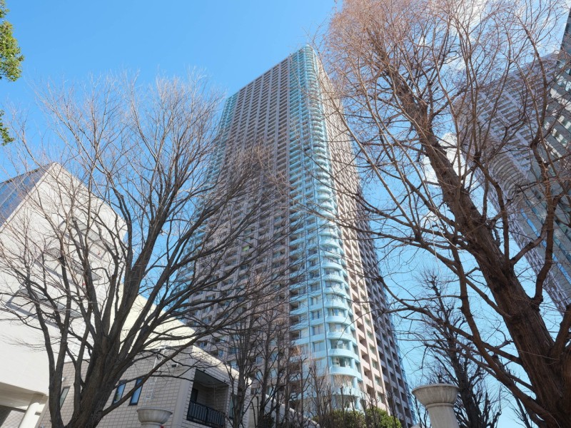 充実の共用施設・上質なサービスを備えた高級タワーマンションです。毎日の暮らしをサポートするコンシェルジュが皆様を出迎えます。