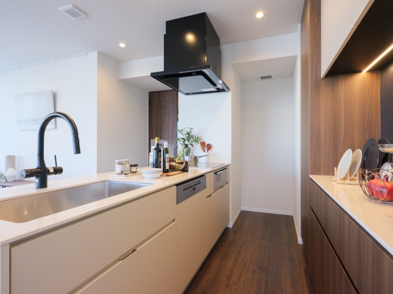 開放的なオープンキッチンは、住まいと暮らしにフィットするデザイン性と機能性を兼ね備えています。先進と開放の豊かな共存を満喫できる空間です。