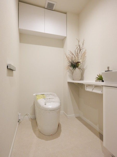 タンクレストイレやスティックリモコンでスタイリッシュな空間を演出します。毎日使う場所だからこそ、清潔感と使いやすさを考慮した空間です。