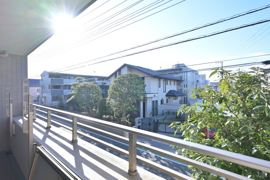 豊かな緑と広々とした青空の鮮やかなコントラストが楽しめる、のびのびとした景色が広がります。だんだんと変わっていく空の色を愉しみリフレッシュするのも良さそうです。