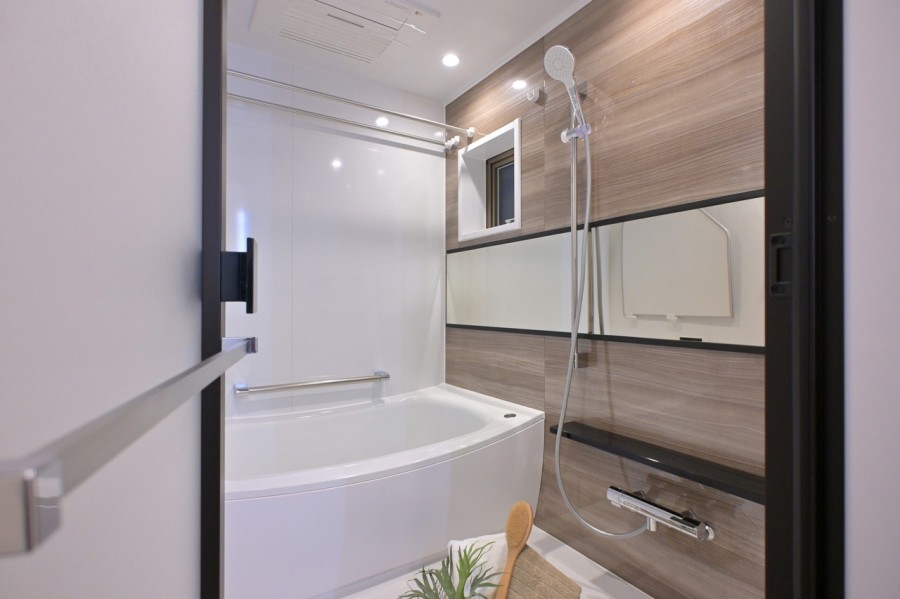 ワイドミラーによって実際より色く感じられるくつろぎの空間です。毎日のバスタイムを贅沢に、豊かにしてくれるバスルームです。