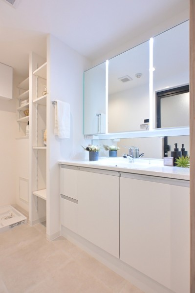 洗面室にはタオルや着替え、洗剤などの収納に便利なリネン棚を備え付け、使いやすさを重視した工夫を詰め込みました。