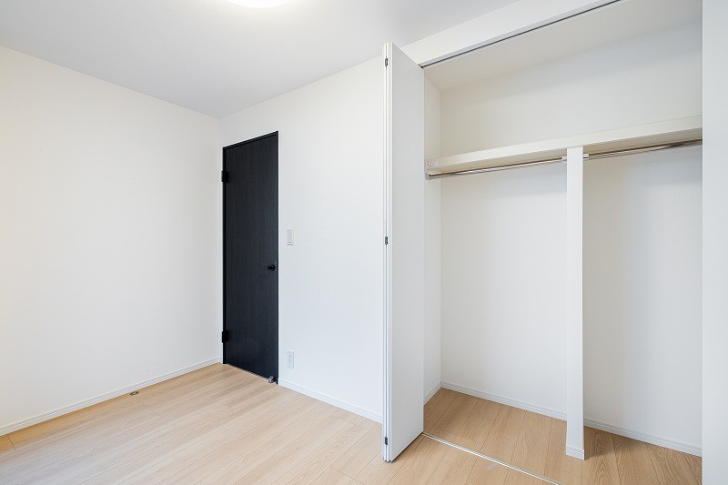 洋室2は約6.0帖の広々としたお部屋です。間口の広いクローゼットがあるので、お手持ちの衣服などをたっぷり収納できそうです。