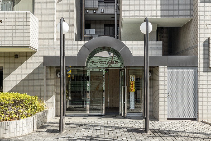 上質な居住空間へやさしく誘うエントランスです。奥行きがあるエントランスは住まう人々のプライバシーを確保しています。