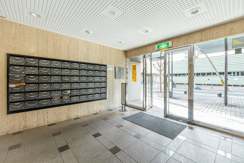 日勤の管理人さんによって整えられた玄関前です。清掃が行き届いた様子から管理体制の良さが伺えます。