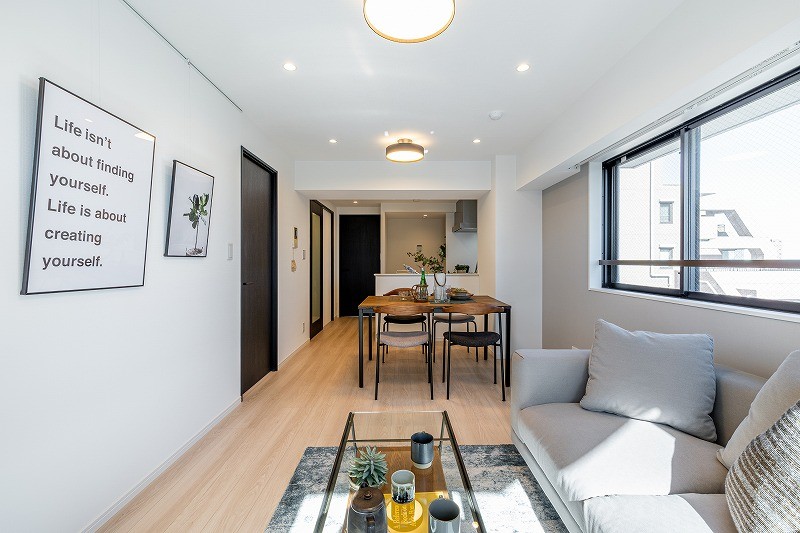 ピクチャーレールを設置したので壁を傷つける心配なくお気に入りのアートやグリーンを飾りインテリアを楽しめます。自分の世界に没頭する時間も、ご家族の団らんも大切にできる空間です。