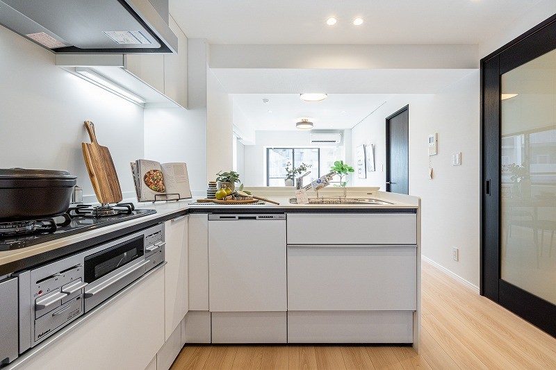 リビングにいるご家族とおしゃべりしながら家事ができます。収納豊富、作業スペースが広くとられた使いやすいキッチンです。