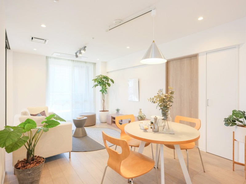 約15.2帖の広々LDKには穏やかな時間が流れ、大きな窓からたっぷりの自然光が振り注ぎます。『日常』という大切な時間を豊かに、快適にお過ごしいただける空間です。