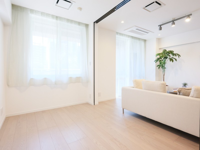 リビングに隣接していながらもプライベート性の高い洋室2です。テレワークや読書など落ち着いた時間を過ごすのにもぴったりなお部屋です。