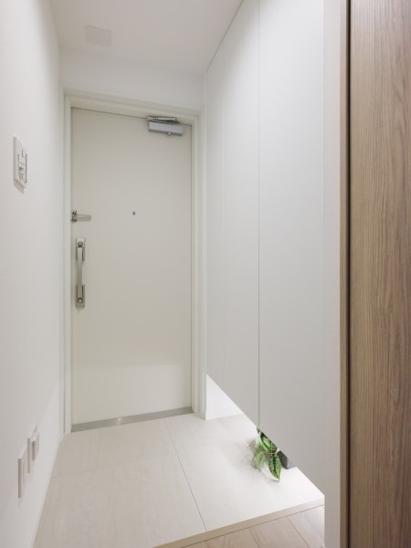 ゆったりとスペースのひらけた玄関前です。大ゆとりがある空間なので、キャリーケースなど大きいお荷物の移動も快適です。