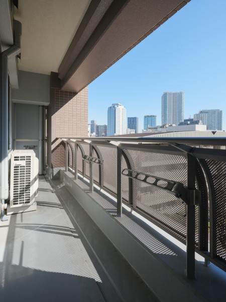 フットライトからのびる光が足元を優しく包み込む気品溢れる玄関です。人感センサー付きライトを設置したので、暗い時間帯のご帰宅や両手が塞がっているときも快適です。