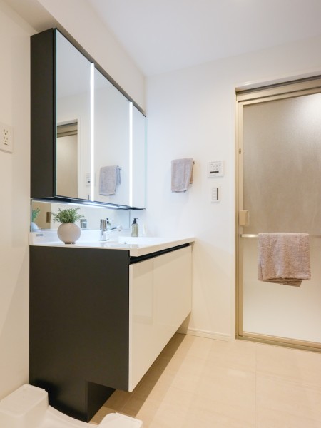 洗面室にはタオルや着替え、洗剤などの収納に便利なリネン棚を備え付け、使いやすさを重視した工夫を詰め込みました。