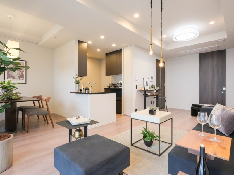 天井は折上げ天井を施し、よりいっそう開放的な空間を演出します。リビングには床暖房が敷設され、大切なペットも一緒に、ご家族みなさんが一年中快適にお過ごしいただけます。