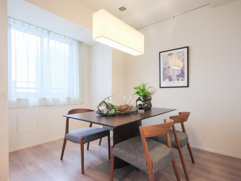 ゆとりのあるダイニングスペースには、ピクチャーレールを設置したので壁を傷つける心配なくお気に入りのアートやグリーンを飾りインテリアを楽しめます。