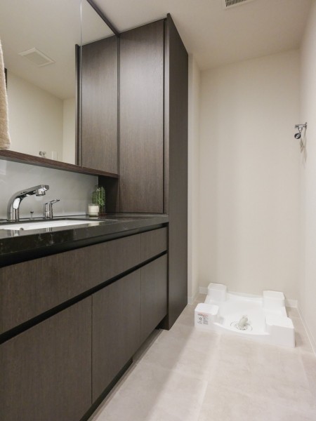 身支度の時間をも快適に彩る洗面スペースです。タオルや着替え、洗剤などの収納に便利なリネン棚もあり、こまごました物が多くなりがちな空間に嬉しい収納豊富な洗面室です。