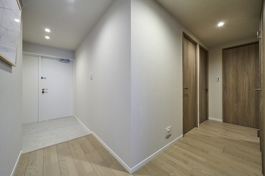 玄関の照明は人感センサーなので、帰宅時に暗闇の中手探りでスイッチを探す必要がありません。明るい空間が出迎えてくれます。