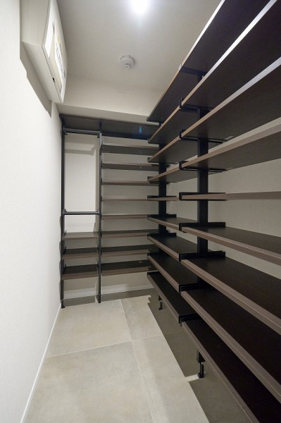 大容量なシューズインクローゼットが備え付けなので、毎日すっきりした玄関を保てます。防災バッグや日用品のストックなど、たっぷり収納いただけます。玄関もすっきり綺麗に保てます。